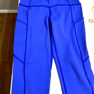 Lulu lemon crop gorgeous blue. SIZE 6. interior drawstring. Perfect condition.